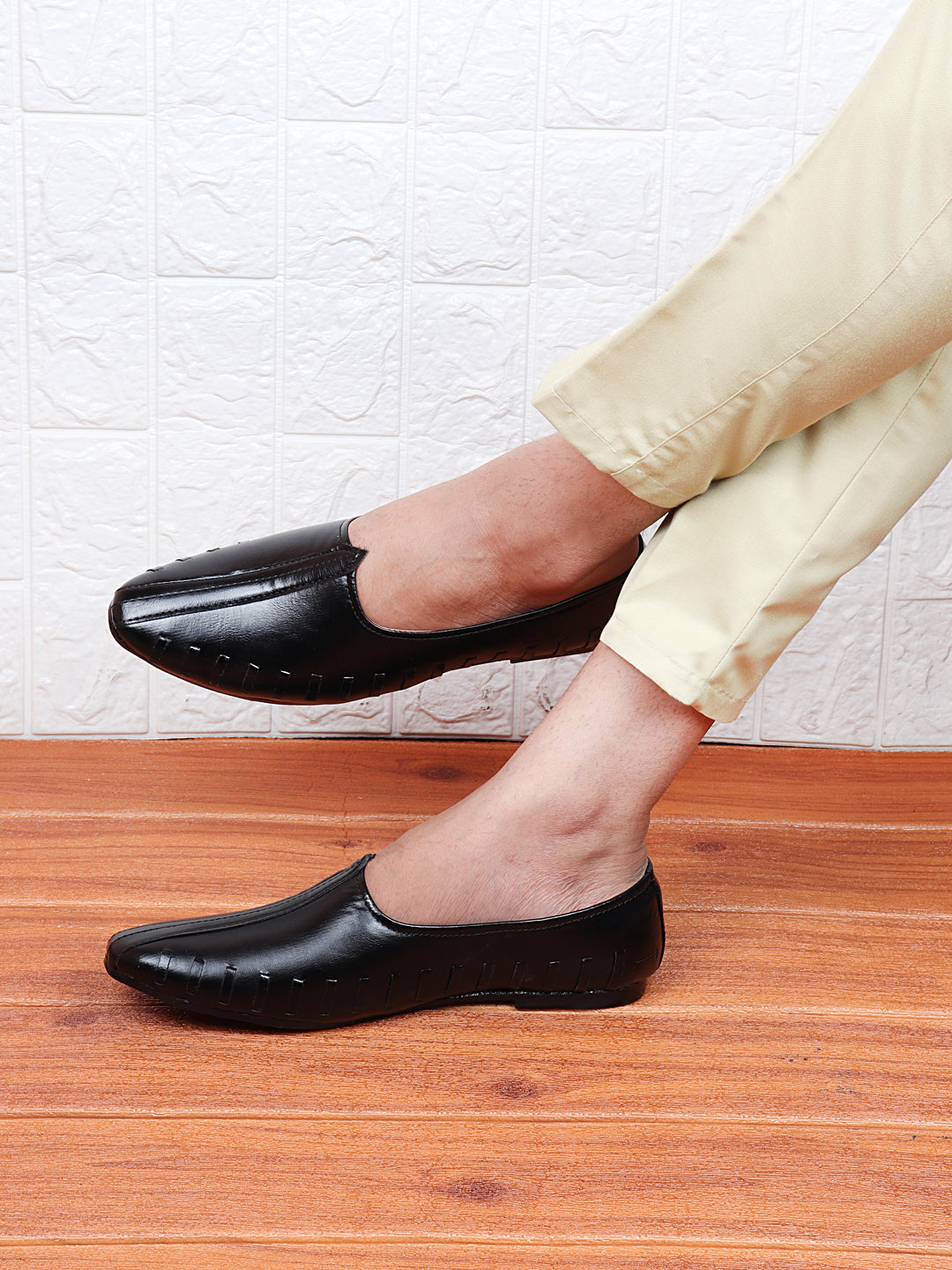 Men Black Ethnic Slip-On Juttis