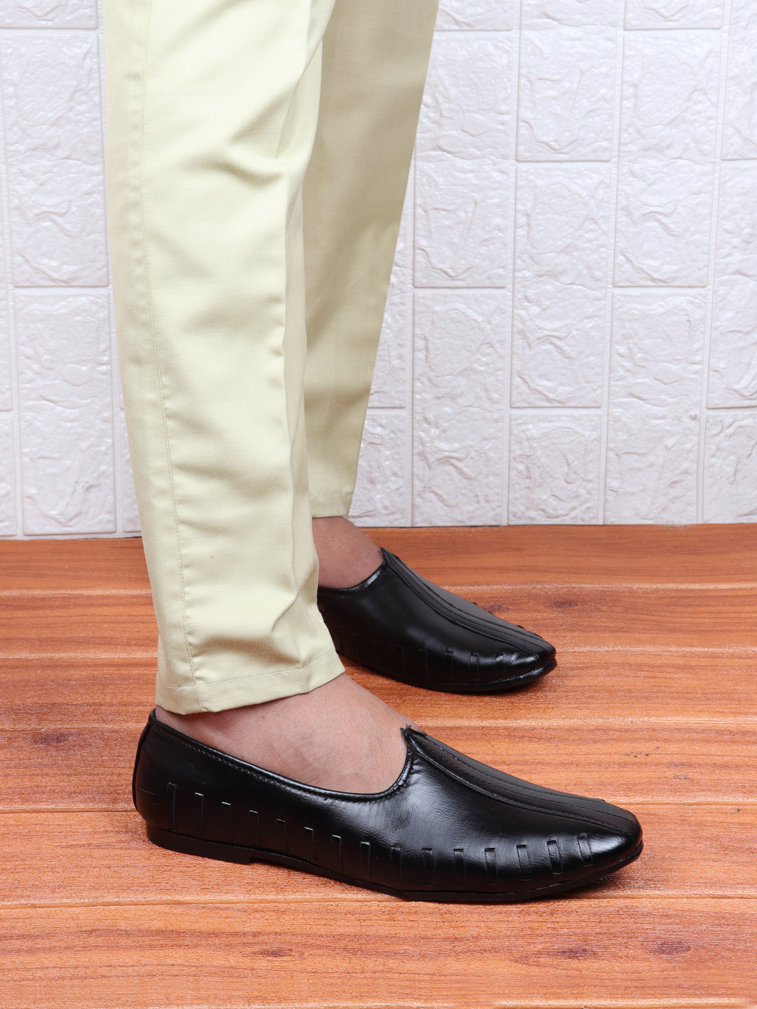 Men Black Ethnic Slip-On Juttis