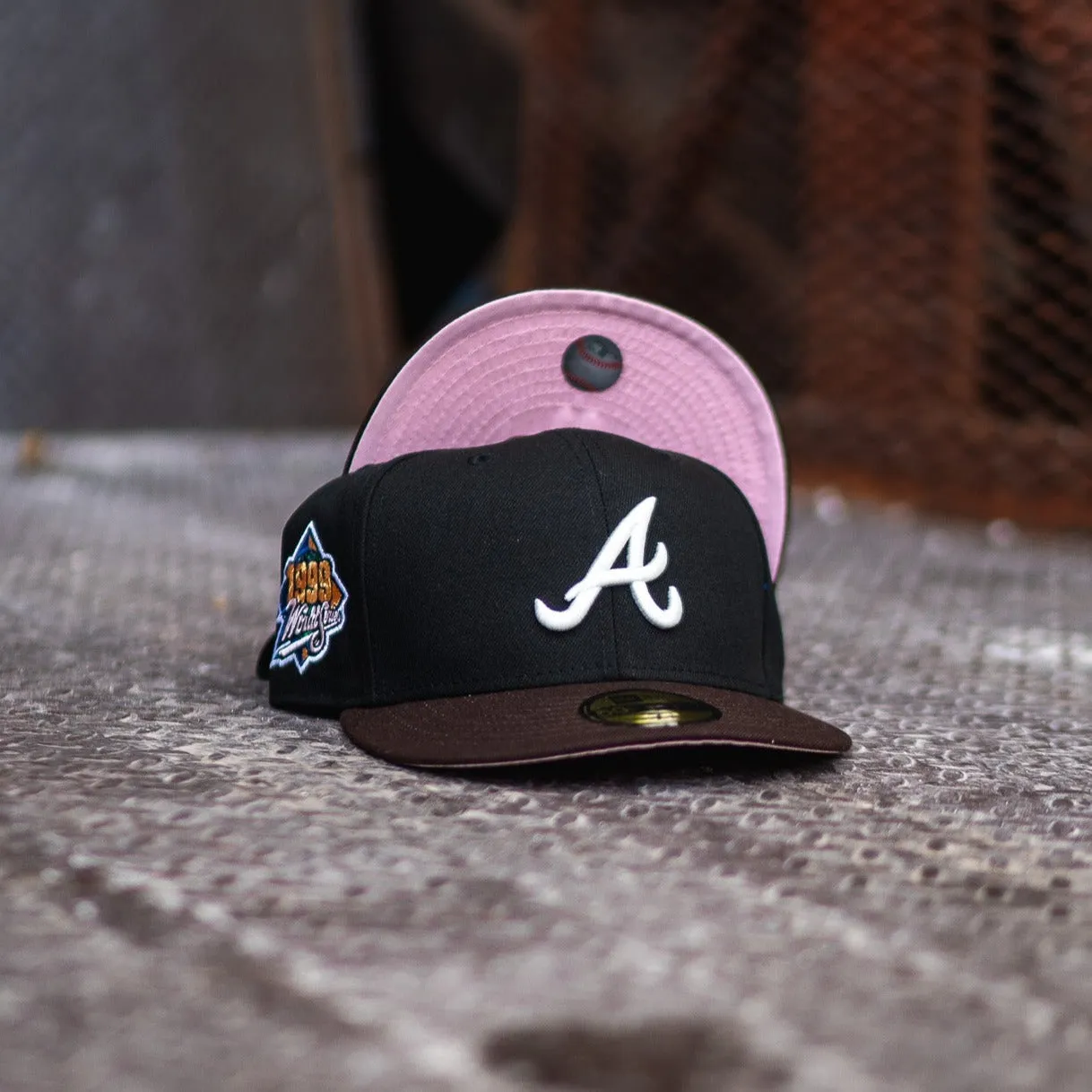 New Era Atlanta Braves 1999 WS Pink UV (Black/Mocha) 59Fifty Fitted