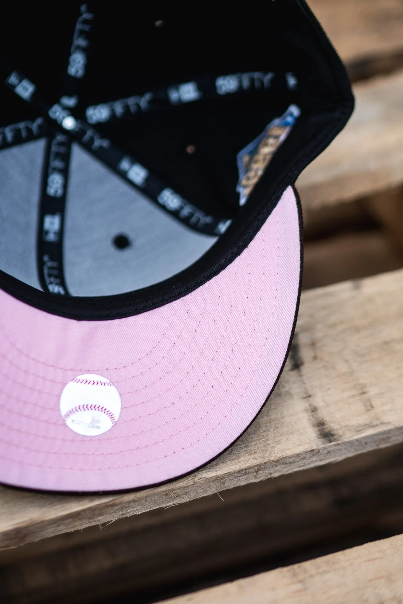 New Era Atlanta Braves 1999 WS Pink UV (Black/Mocha) 59Fifty Fitted